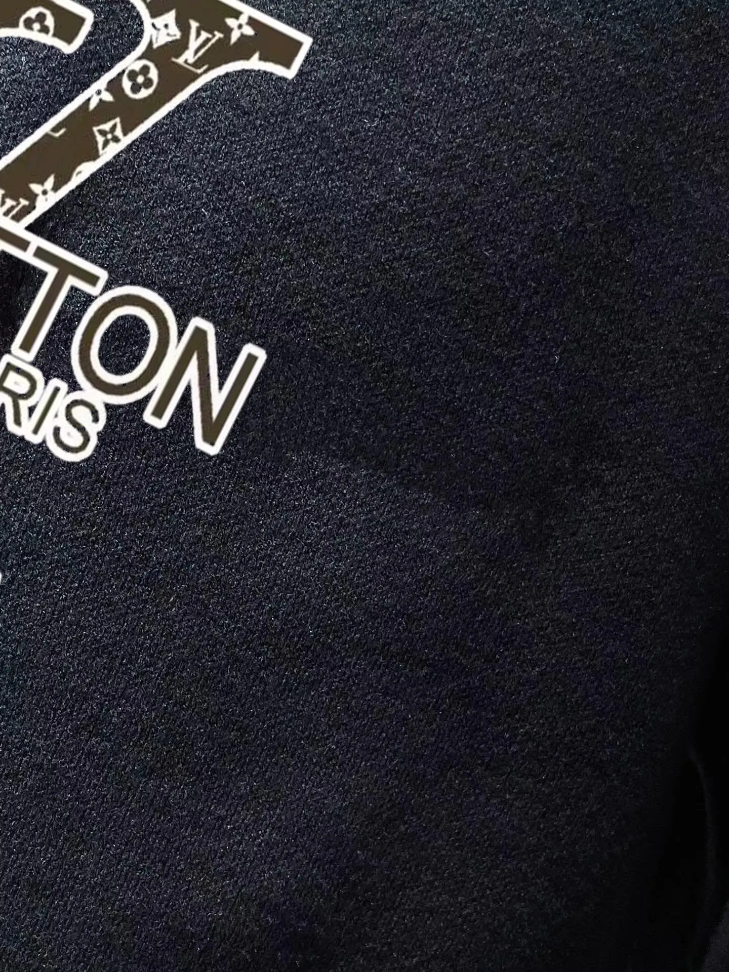 🅿️240 【LV Louis Vuitton】Autumn and winter classic round neck pullover sweater, in full condition! ! ! Wool blended fabric, the latest model in 2025, golden ratio! ! Slim-fitting soft gold, versatile and practical item, the combination and practicality are extremely powerful, simple and elegant, and classy! To create your own style, it is highly recommended to buy it in two colors. The standard slim fit tailoring process is suitable for both young and old men. It is knitted from wool and will not cause any discomfort! While keeping warm, it is stylish, textured and wearable, and the classic logo with contrasting colors on the chest feels in place! ! Recommended for regular customers! ! Size M-3XL (maximum wear: 190 pounds)